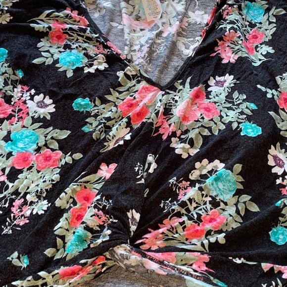 T Shirt with Twist - Picture 3 of 4